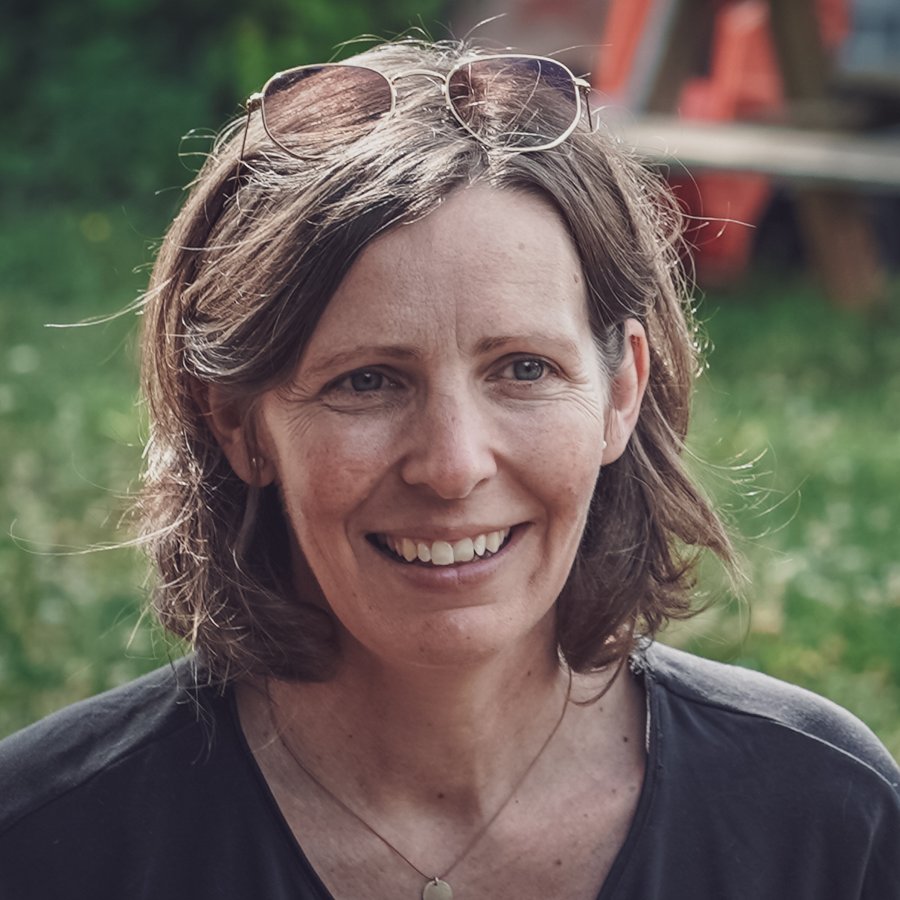 Porträt von Simone Kluth im Garten